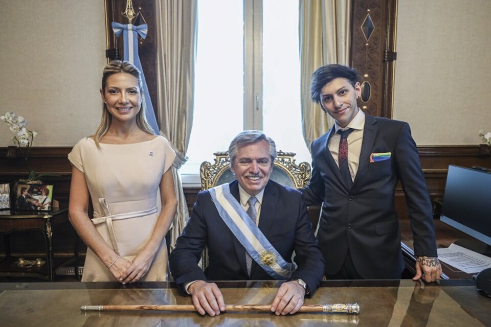 El Presidente, junto a su hijo y a Fabiola Yáñez, cuando asumió en diciembre.  (Fuente: NA)