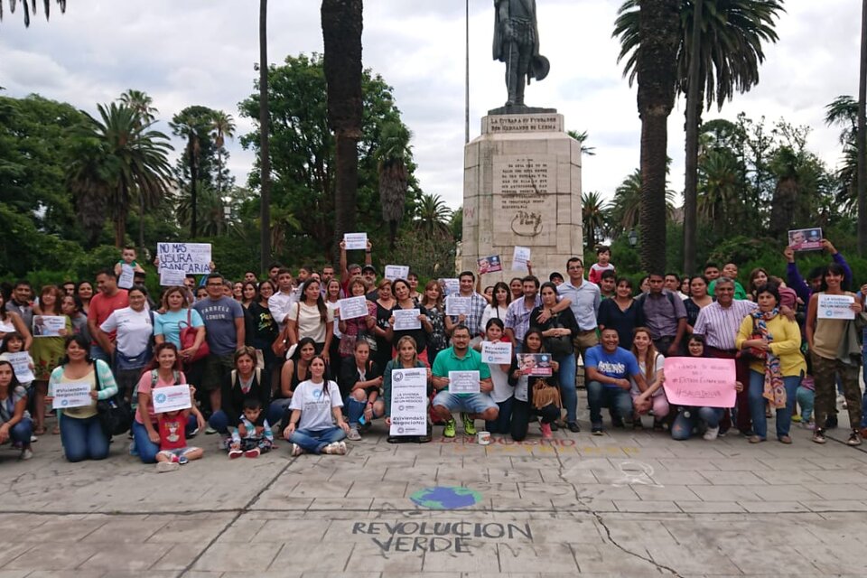 Algunos manifestantes reunidos en la plaza de la Legislatura 