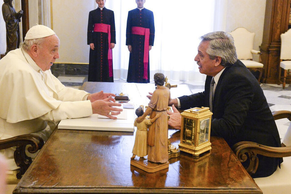 Se reunieron durante 44 minutos en el Vaticano, intercambiaron opiniones y regalos.  (Fuente: Télam)