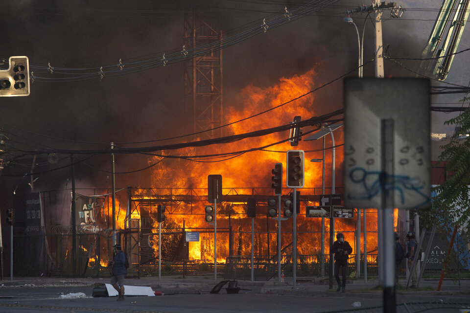 Una construccion cerca del estadoi Monumental fue incendidada  como protesta por la muerte del hincha. (Fuente: AFP)