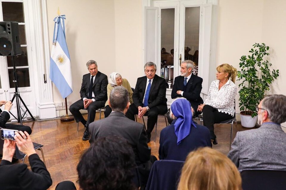 Solá, Vera Jarach, Fernández , Calamai y Losardo en la Casa Argentina.