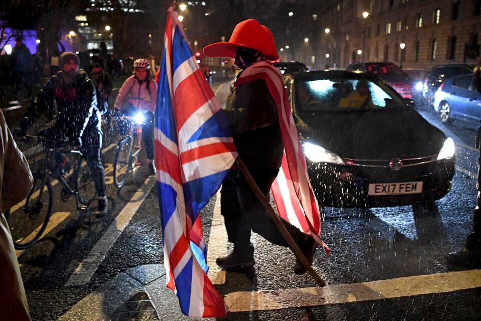 Un simpatizante del Brexit cruza una calle en el centro de Londres. (Fuente: AFP)