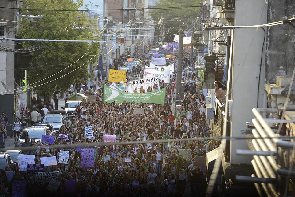 La multitudinaria marcha y paro en Rosario durante el último Día Internacional de la Mujer. (Fuente: Andres Macera)