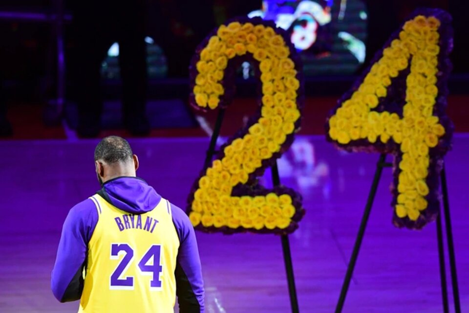 LeBron James, en pleno homenaje a Kobe Bryant en el Staples Center (Fuente: AFP)