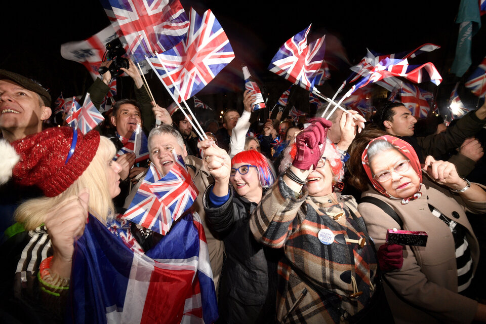 Simpatizantes del Brexit festejan en la entrada al Parlamento britànico en Londres.