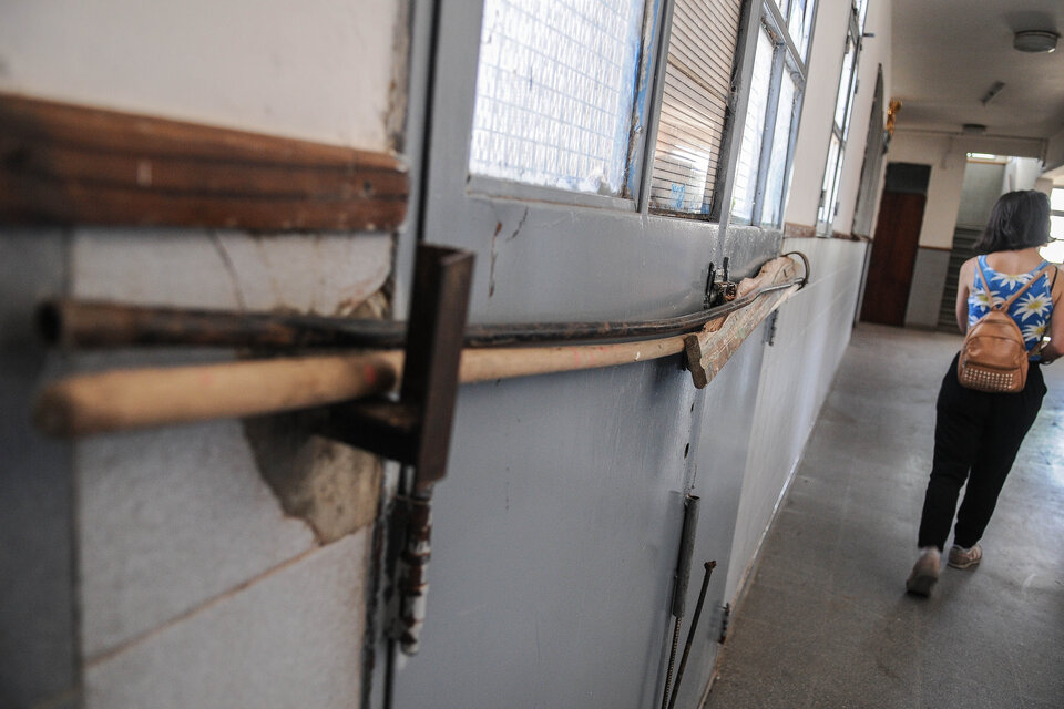 La seguridad de la Escuela 27 de Florencio Varela depende de un palo de escoba. (Fuente: Guadalupe Lombardo)