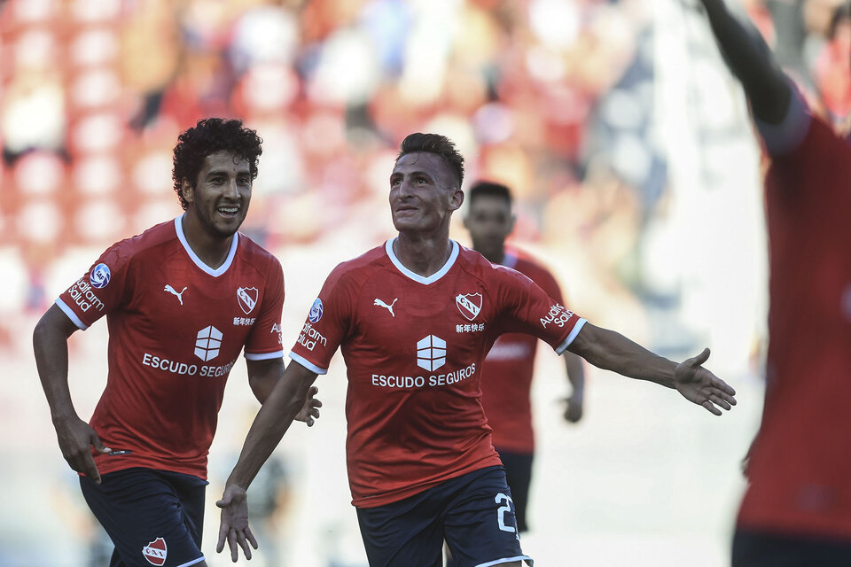 Braian Romero celebra el tercer gol de Independiente, que brilló en todas sus líneas. (Fuente: Télam)