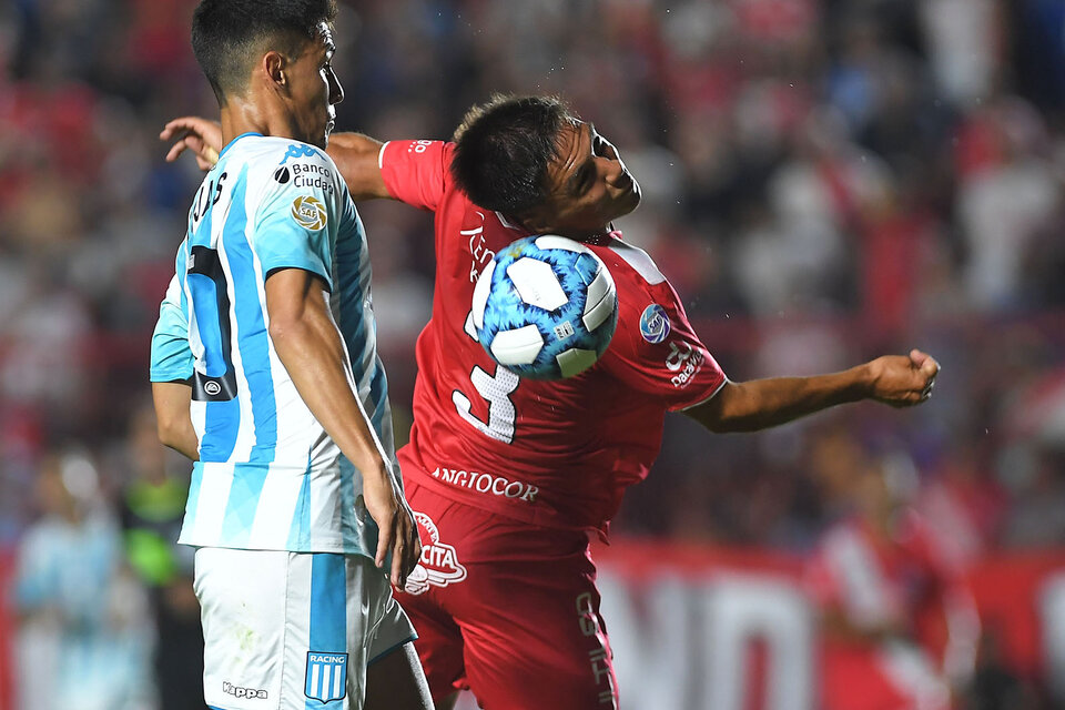 Rojas y Mac Allister luchan por la pelota en el área de Argentinos. (Fuente: Télam)