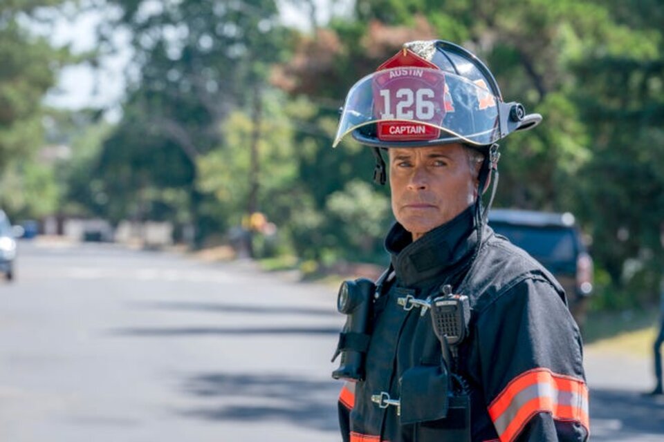  Rob Lowe encarna a un servicial bombero interesado por la imagen que proyecta.