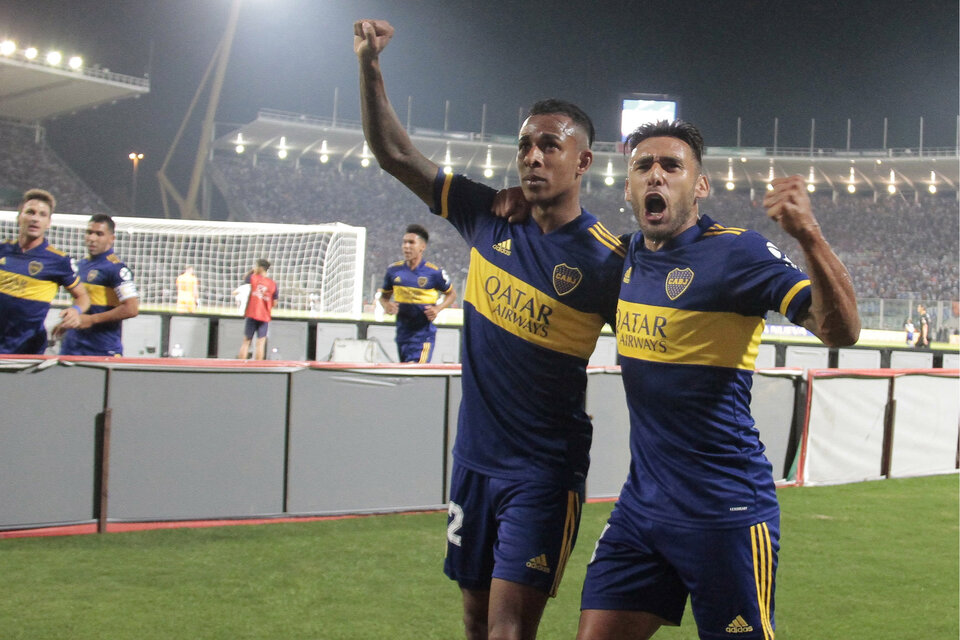 Salvio festeja con Villa, auntor del primero de Boca. (Fuente: Télam)