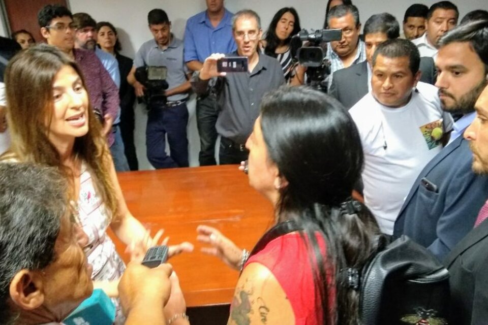 Bettina Romero discute con una manifestante 