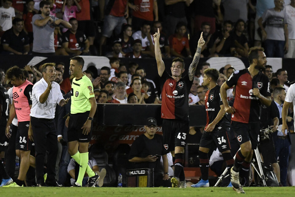 Brazos en alto para Moreno, autor del gol de la victoria de Newell's Old Boys. (Fuente: Fotobaires)