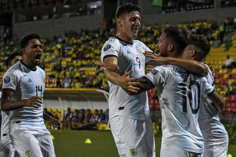 Argentina festeja el primer gol marcado por Mac Allister (Fuente: AFP)