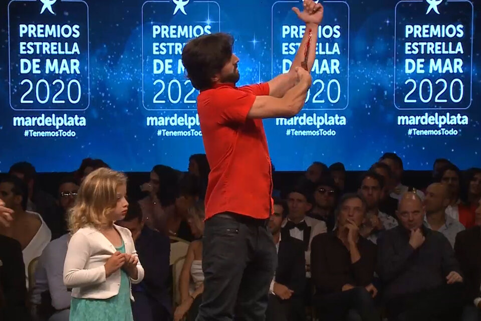 Marcos Moyano en el momento de su performance de protesta en la entrega de los Premios Estrella de Mar.