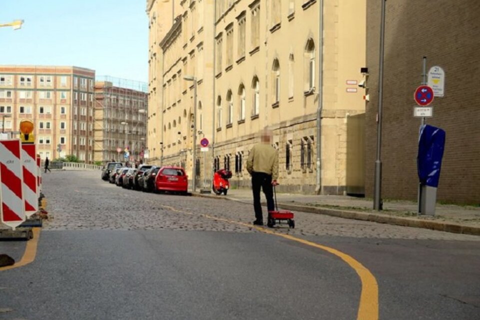 Weckert, con su carrito cargado de teléfonos: enloqueció Google Maps en Berlín.  (Fuente: Twitter)