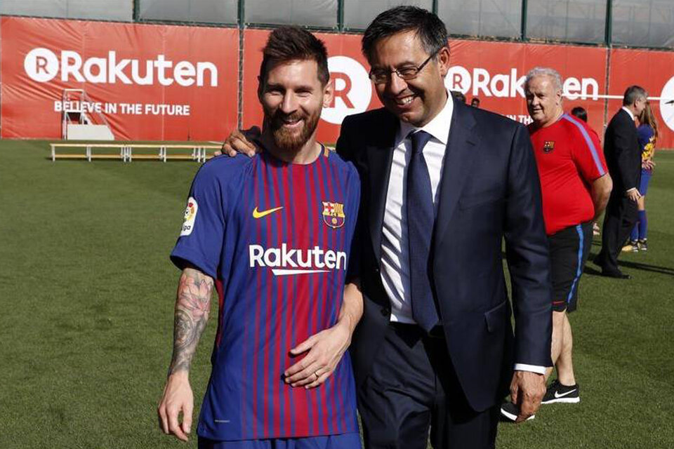 Messi junto al presidente Bartomeu. (Fuente: EFE)