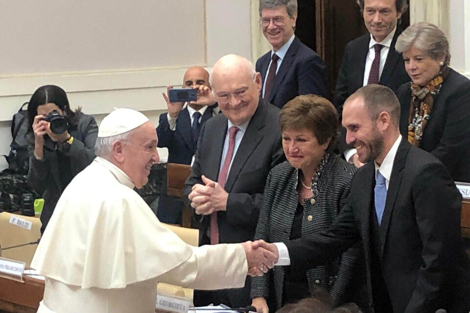 El saludo entre el Papa y Martín Guzmán en el Vaticano