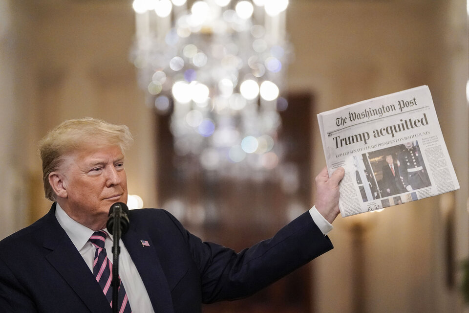Trump muestra la tapa del Washington Post anunciando su absolución.