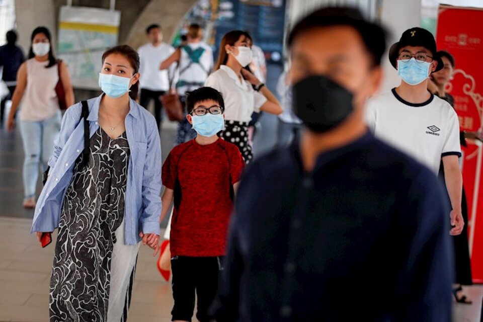 Turistas chinos en Tailandia, con barbijos, por la epidemia surgida en Wuhan.  (Fuente: EFE)