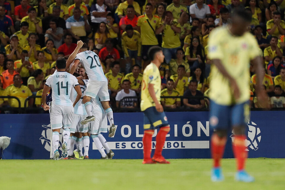 Los chicos argentinos festejan el primer gol de la noche. (Fuente: EFE)
