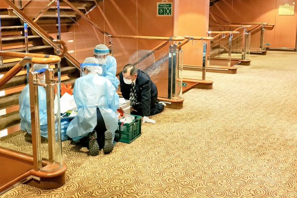 Por los pasillos del Diamond Princess circulan pocos pasajeros y el personal médico utiliza trajes especiales para evitar contagiarse de coronavirus.