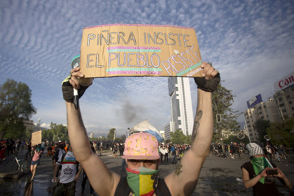 La "primera línea" de manifestantes chilenos, blanco del espionaje estatal. (Fuente: AFP)
