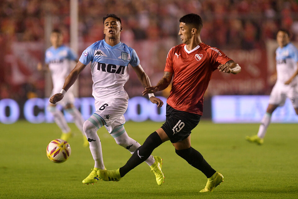 Zaracho lucha con Hernández en el último clásico: fue 3-1 para Racing, que luego sería campeón. (Fuente: Télam)