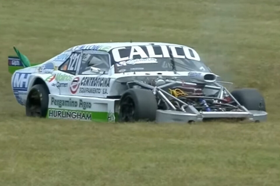 El auto de Ghirardi tras el accidente, con la bandera en su parte trasera. (Fuente: Captura de TV)