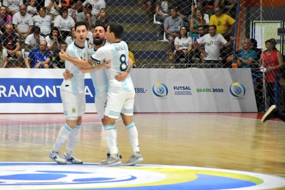 Los jugadores argentinos celebran uno de los goles. (Fuente: Prensa AFA)