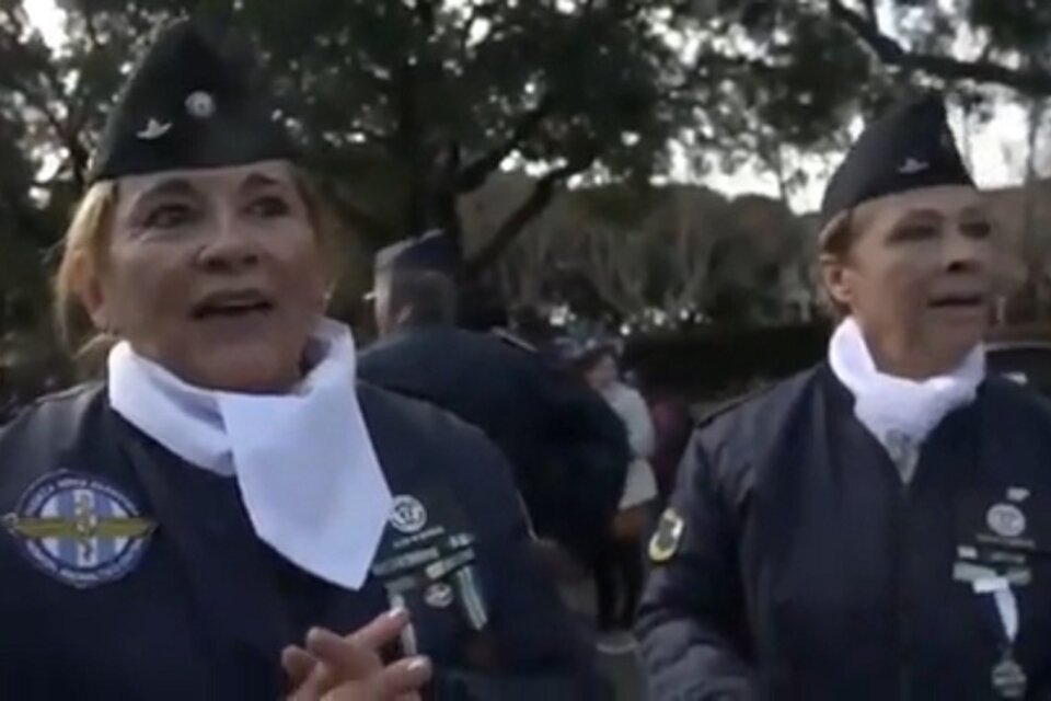 Alicia Reynoso (izquierda) luego de desfilar pese a la prohibición oficial.  (Fuente: Captura de pantalla)