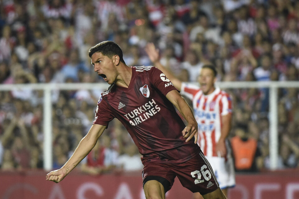 Nacho Fernández festeja el 1-1 parcial. Ganó River y sigue como único líder de la Superliga. (Fuente: NA)