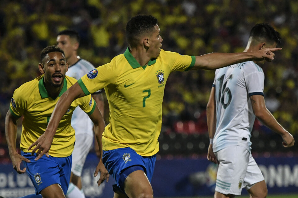 Paulinho, de 19 años, festeja el 1-0 que abrió el camino a la goleada de Brasil en Bucaramanga. (Fuente: AFP)