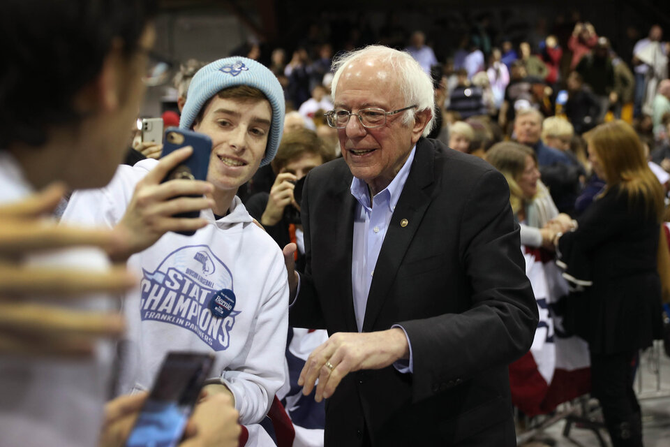 Bernie Sanders posa para la selfie con un seguidor en New Hamphire.  (Fuente: AFP)