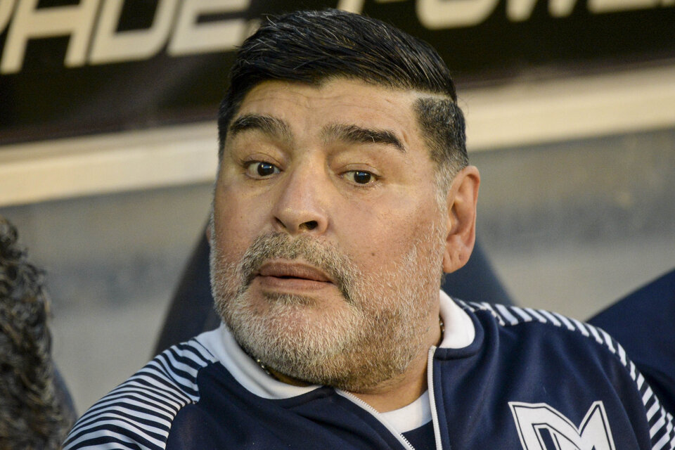 Maradona viene de homenaje en homenaje cada vez que es visitante. (Fuente: NA)