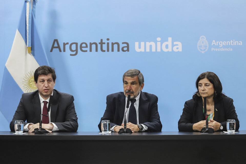 Fernando Peirano, Roberto Salvarezza y Ana Franchi, durante el anuncio. 
