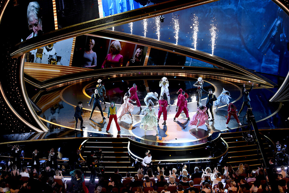 Un show estilo Grammy, con números musicales sobreproducidos que cortaron el ritmo de la ceremonia.  (Fuente: AFP)
