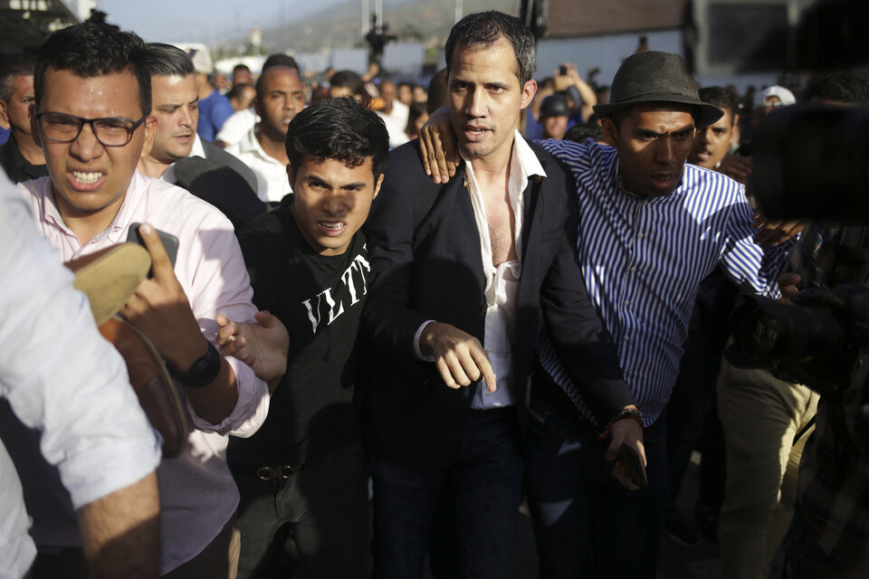 A su regreso, Guaidó fue recibido con gritos de "fuera" y "vendepatria".   (Fuente: AFP)