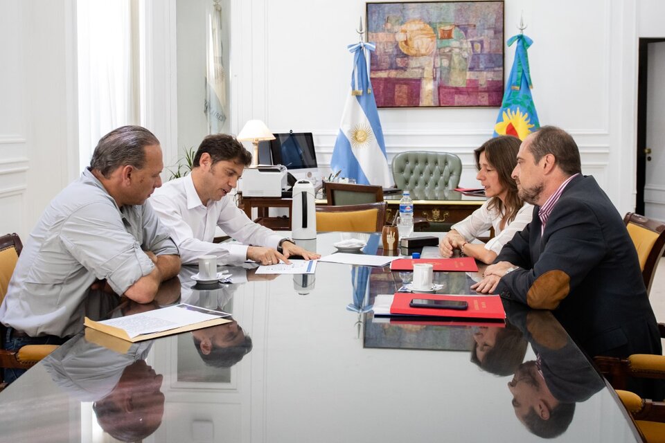 Axel Kicillof con los ministros Berni y Frederic en su despacho en La Plata.