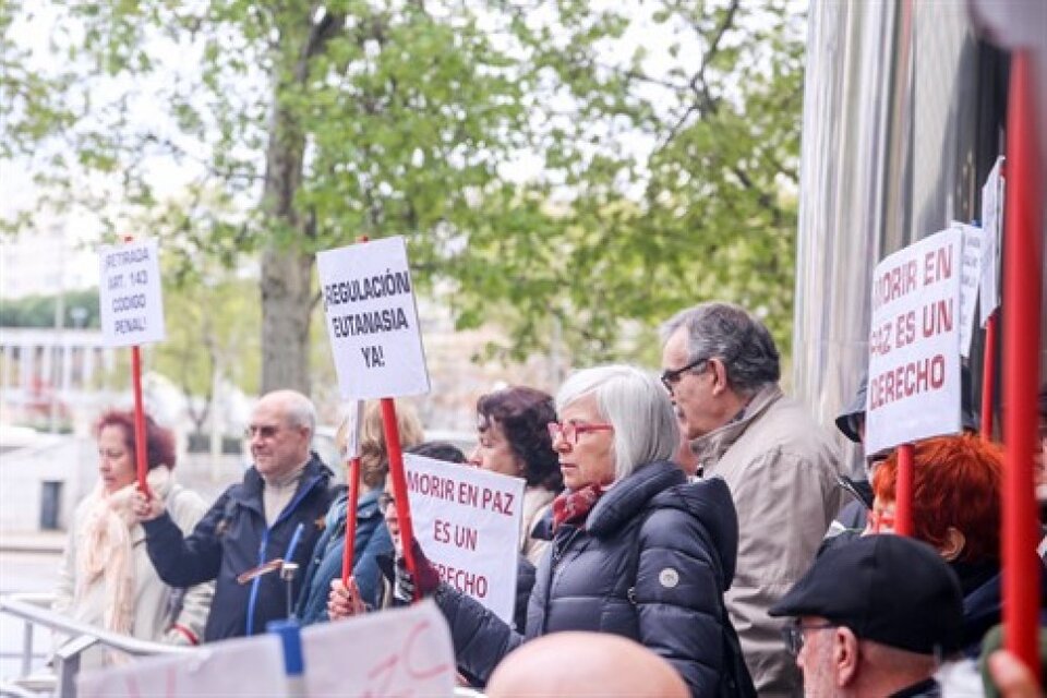 Defensores de la eutanasia participan con pancartas reivindicativas en una manifestación frente a los Juzgados de Plaza de Castilla organizada por la Asociación Derecho a Morir Dignamente. 