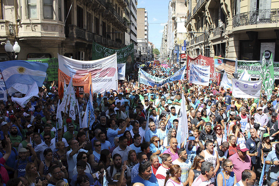 En Córdoba y Corrientes, la manifestación colmó la calle.  (Fuente: Gentileza Sofía Alberti, CTA-A)