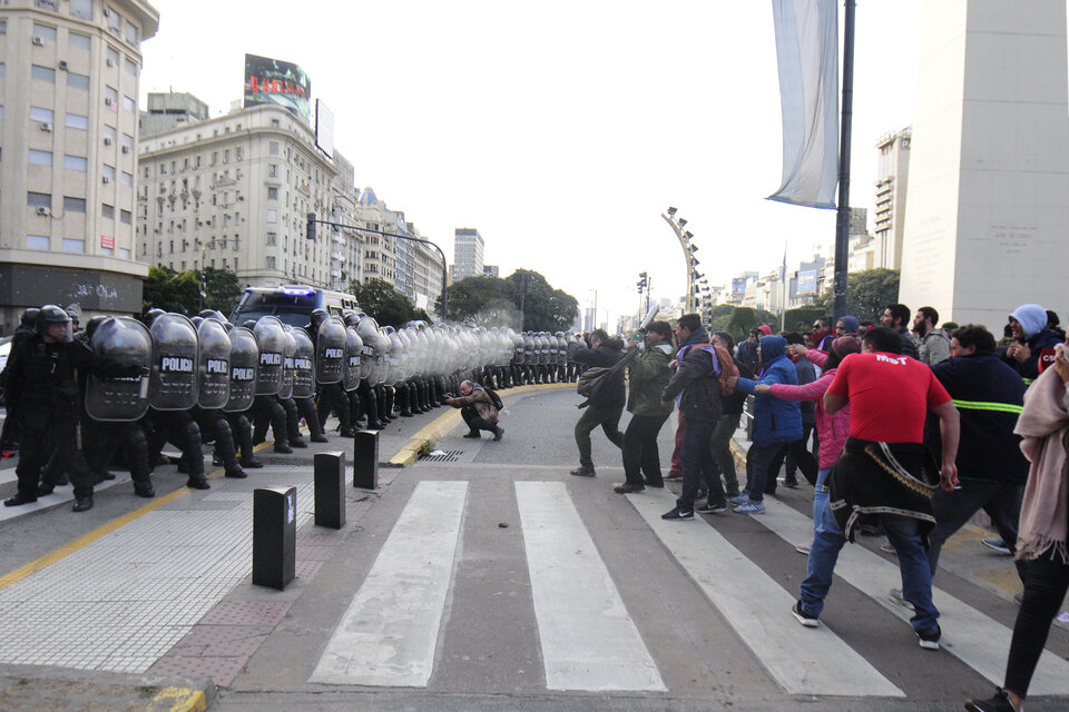 Represión policial a organizaciones sociales en el Obelisco el 9 de julio. (Fuente: Alejandro Leiva)