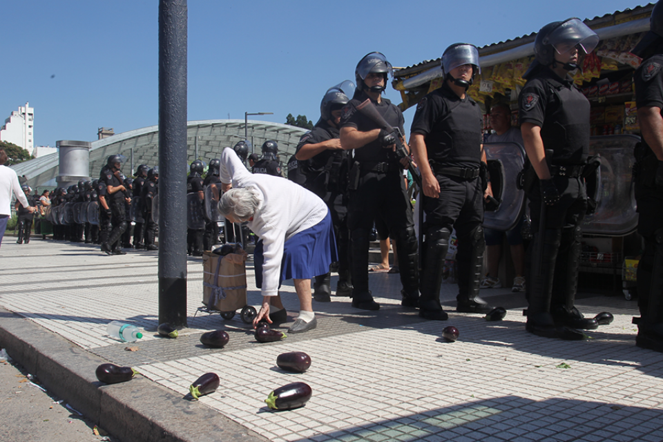El fotógrafo que tomó la imagen fue detenido y golpeado por la policía. (Fuente: Bernardino Avila)