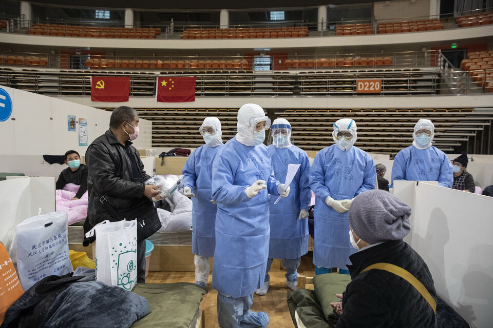 El personal de salud atiende a los pacientes en el nuevo hospital de Wuhan. (Fuente: EFE)