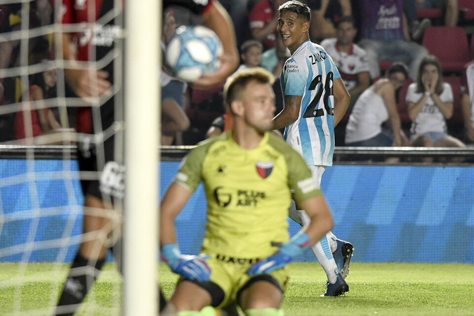 Zaracho festeja su gol ante la impotencia de Burián. Racing igualó 1-1 con Colón. (Fuente: Fotobaires)