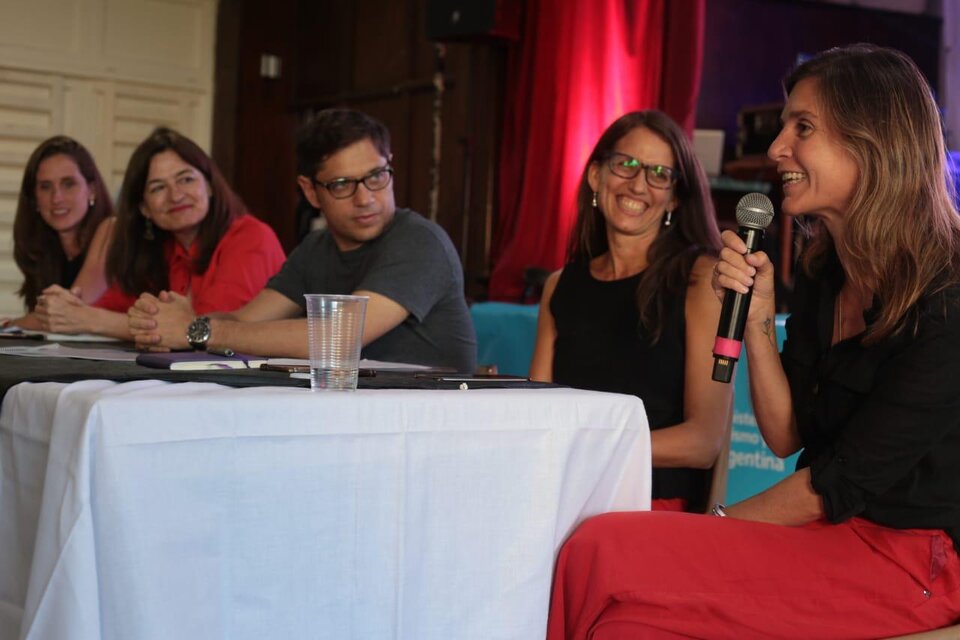 El gobernador Axel Kicillof; la ministra de Desarrollo Comunitario, Fernanda Raverta; y Estela Díaz, titular del ministerio de Mujeres, Políticas de Género y Diversidad Sexual bonaerense, acompañaron a Gómez Alcorta.