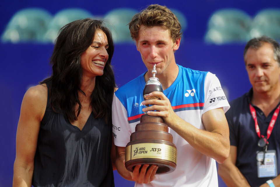 Ruud recibió el trofeo de manos de Gabriela Sabatini. (Fuente: Alejandro Leiva)