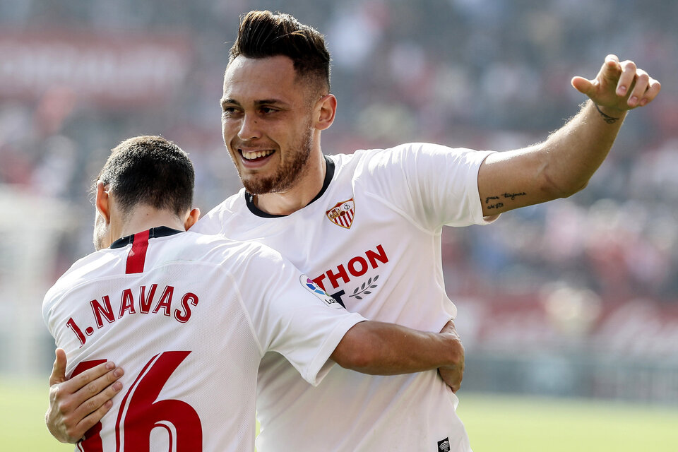 Ocampos festeja con Navas su gol para el Sevilla. (Fuente: EFE)