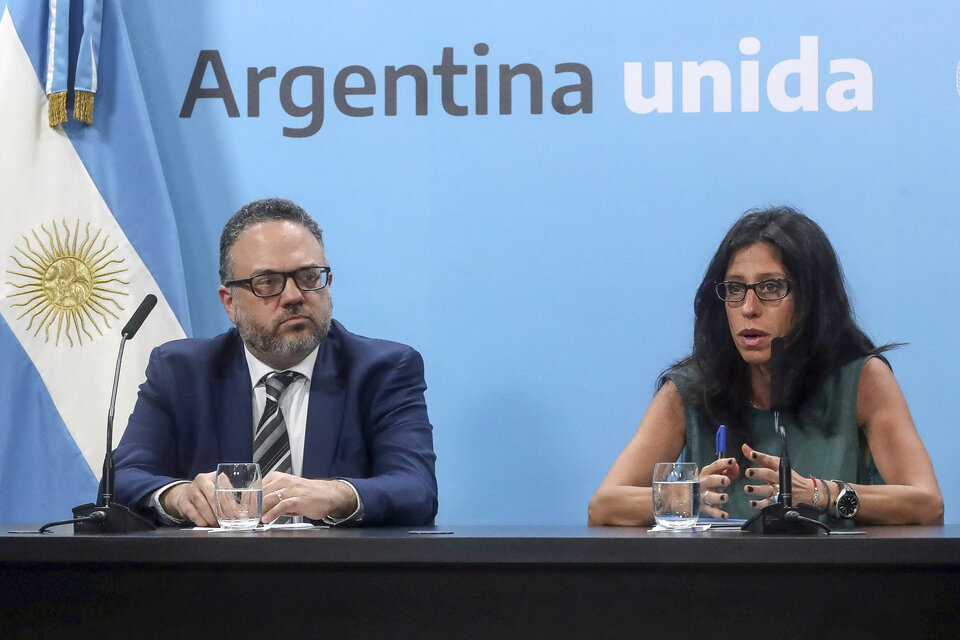 Matías Kulfas y Paula Español, durante la conferencia de prensa. (Fuente: Télam)
