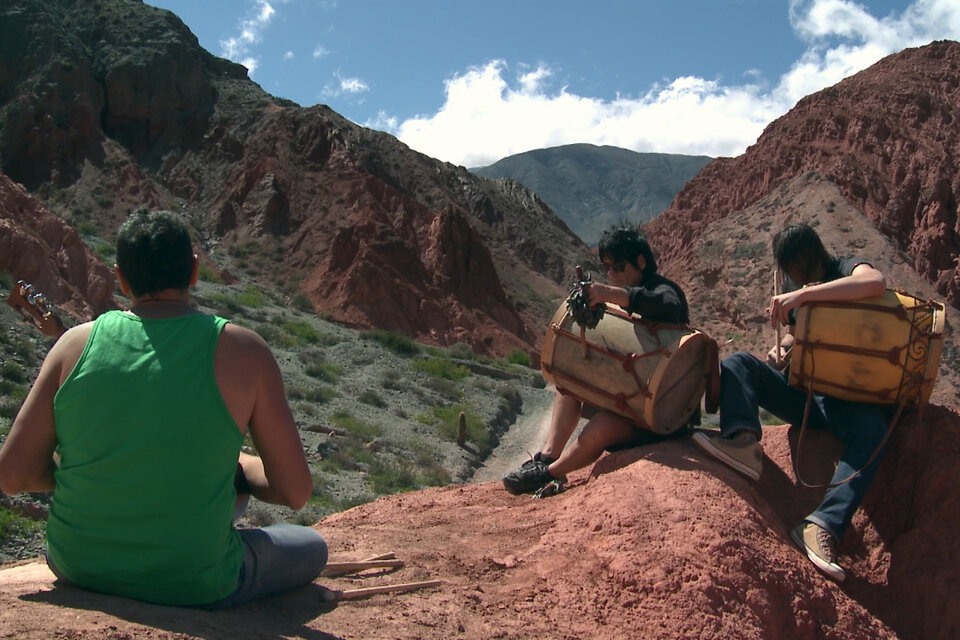 El film arranca con una emotiva versión de "Vientito de Tucumán" entre los cerros.