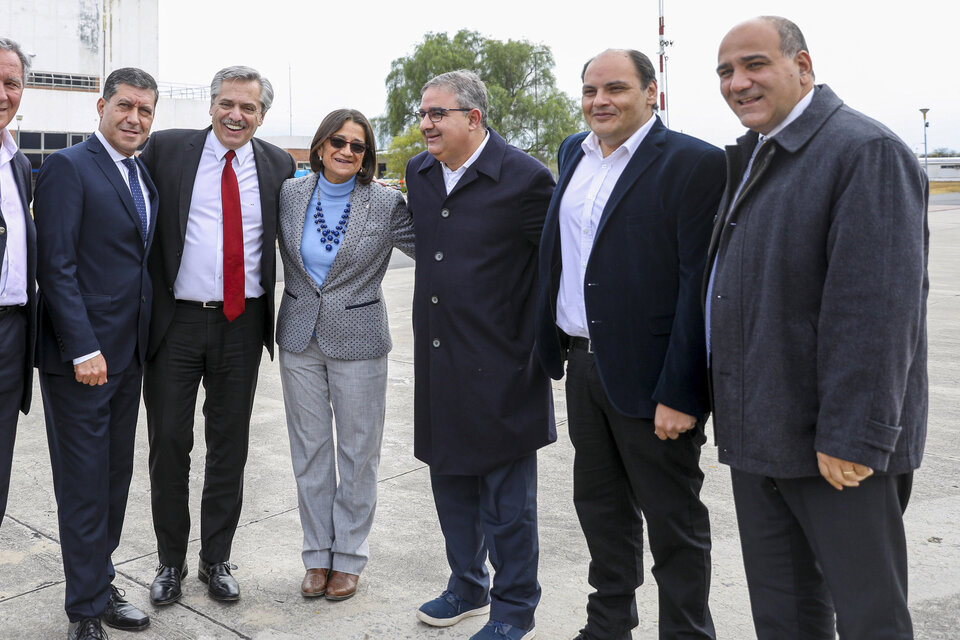 Alberto Fernández junto a gobernadores y candidatos del PJ. (Fuente: NA)